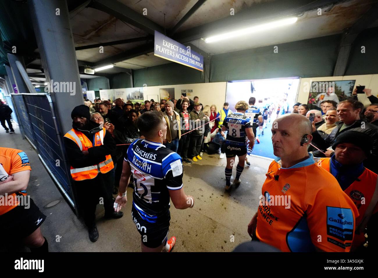 Les joueurs de Bath prennent le terrain avant le match de rugby Gallagher Premiership au Recreation Ground, à Bath. Date de la photo : dimanche 23 mars 2025. Banque D'Images