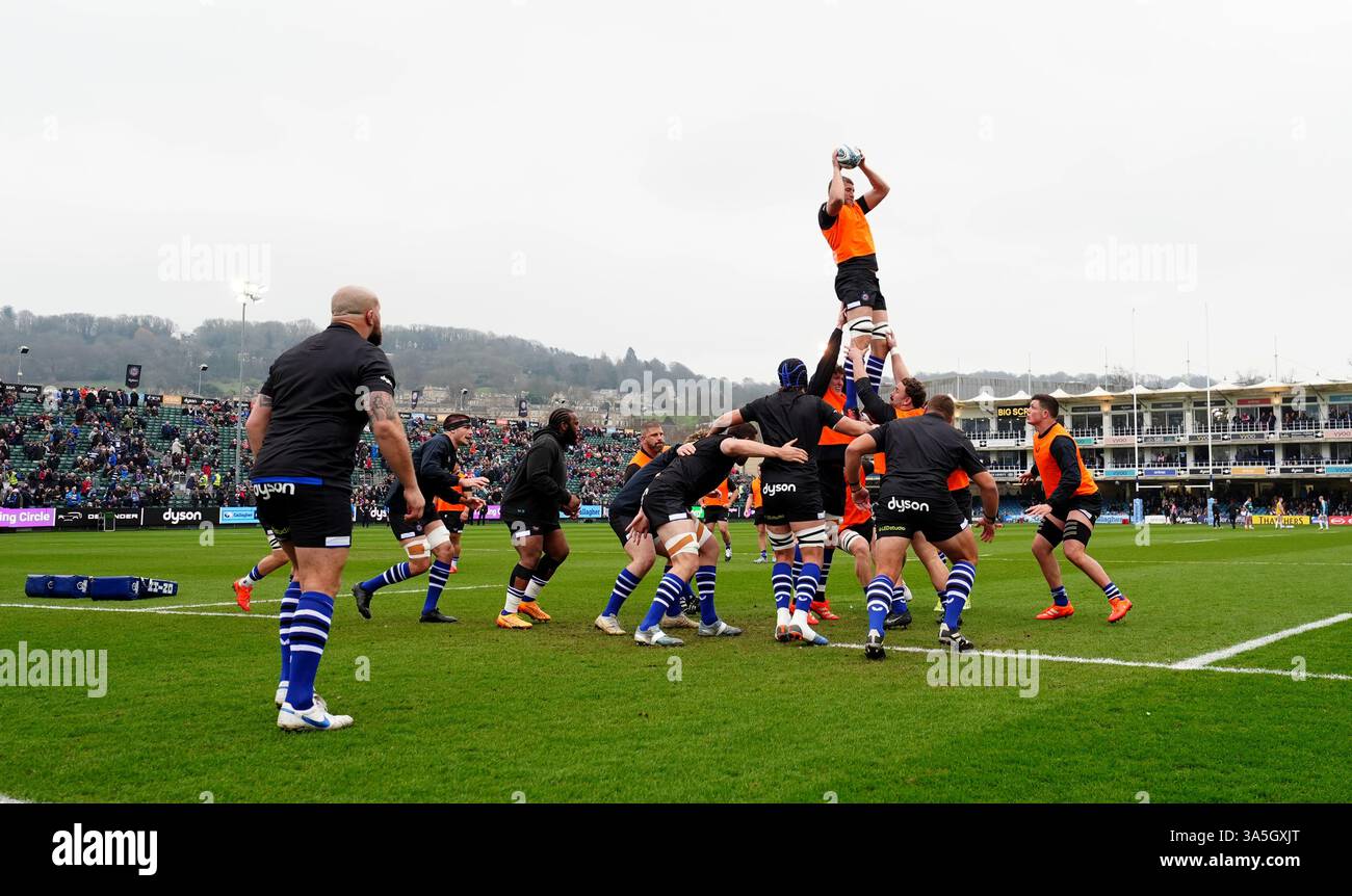 Les joueurs de Bath s'échauffent avant le match de rugby Gallagher Premiership au Recreation Ground de Bath. Date de la photo : dimanche 23 mars 2025. Banque D'Images