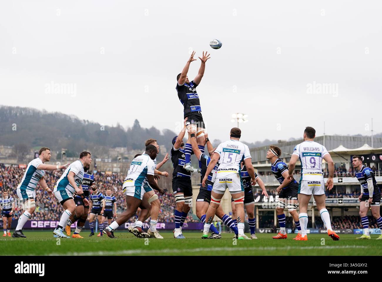 Charlie Ewels de Bath remporte la ligne lors du match de rugby Gallagher Premiership au Recreation Ground de Bath. Date de la photo : dimanche 23 mars 2025. Banque D'Images