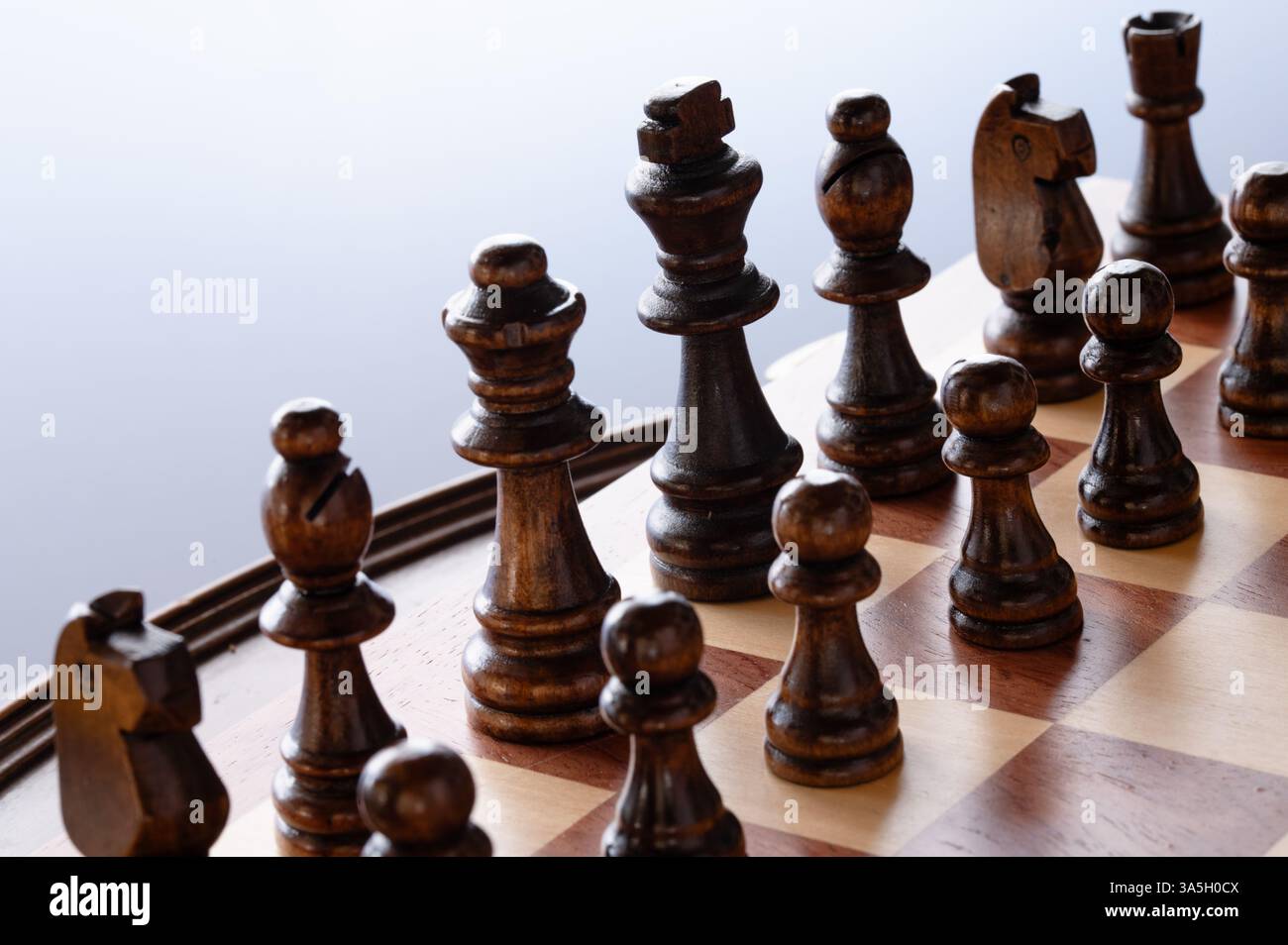 Pièces d'échecs en bois sombre installées pour le jeu Banque D'Images