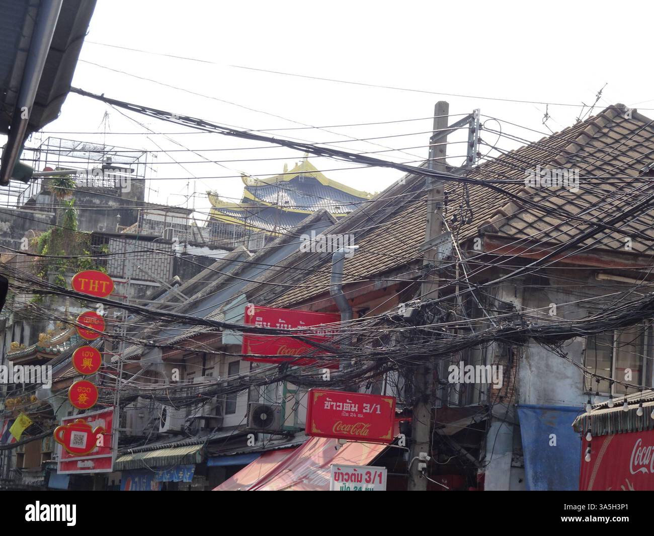 DATE D'ENREGISTREMENT NON INDIQUÉE Oberleitungen, Stromkabel, freihängend, Chinatown, Bangkok, BKK, Thaïlande, 2025, Manfred Siebinger *** lignes aériennes, câble d'alimentation, libre, Chinatown, Bangkok, BKK, Thaïlande, 2025, Manfred Siebinger Banque D'Images