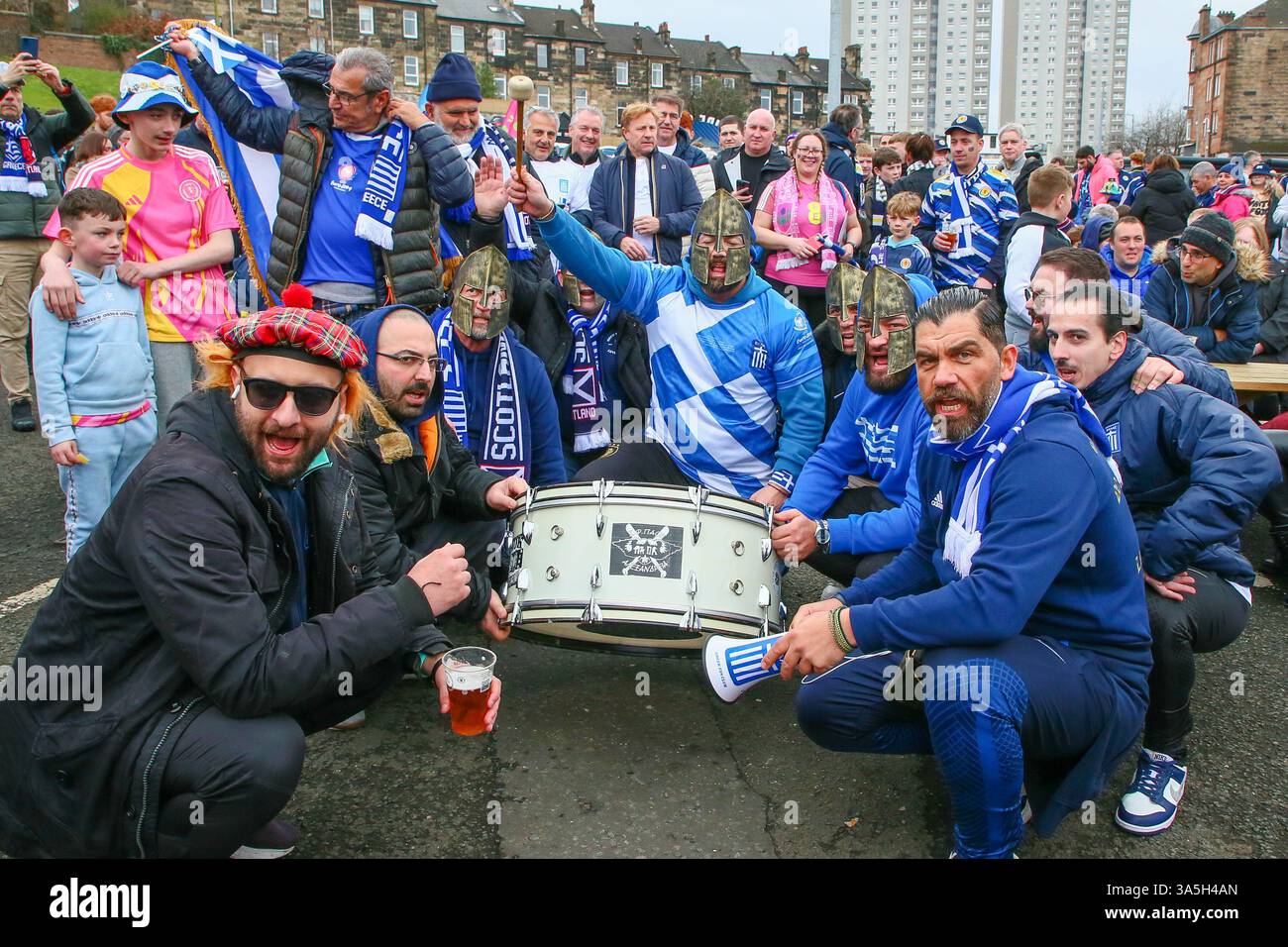 23 mars 2025. Glasgow, Royaume-Uni. Les supporters écossais et grecs arrivent à Hampden Park, Glasgow, en Écosse, pour participer au match de l'UEFA Nations League entre l'Écosse et la Grèce. Crédit : Findlay / Alamy Live News Banque D'Images