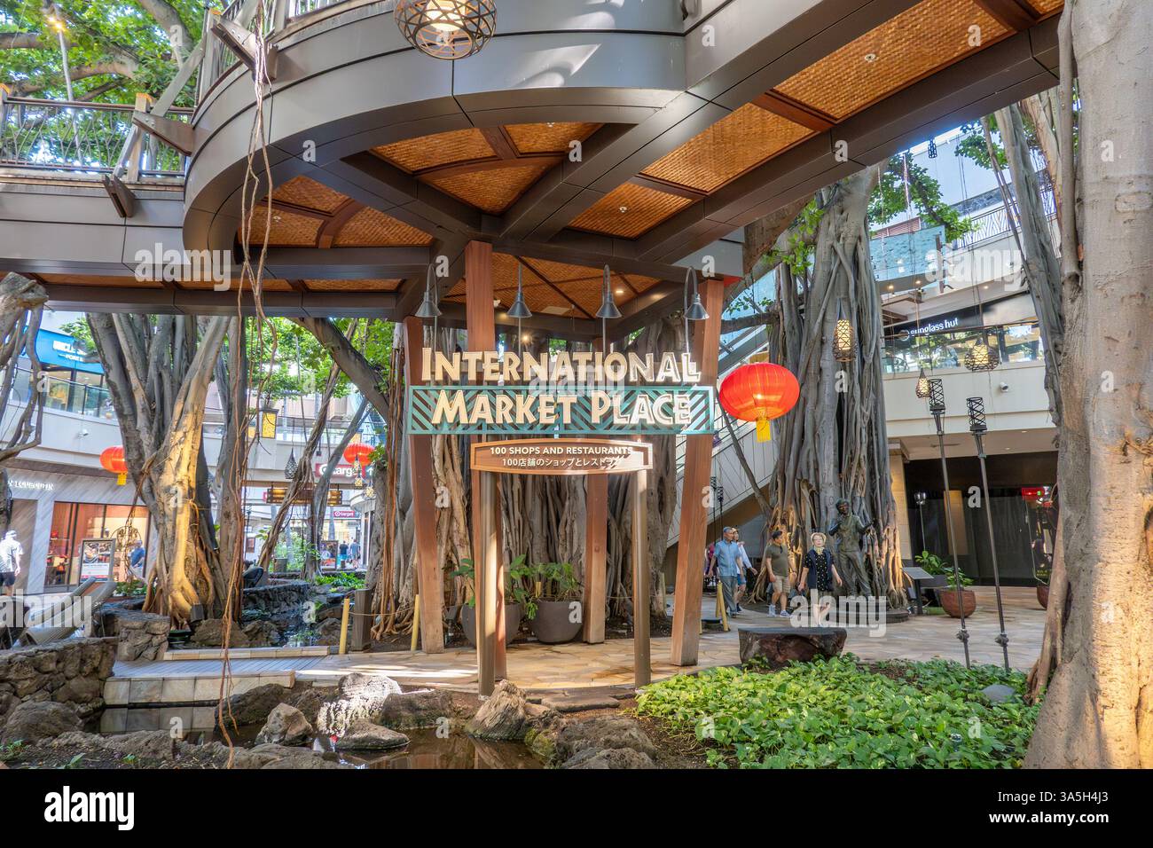 International Market place Shopping Center Mall sur Kalakaua Avenue, Honolulu Hawaii, le complexe multi-niveaux, lanternes du nouvel an chinois photo Banque D'Images