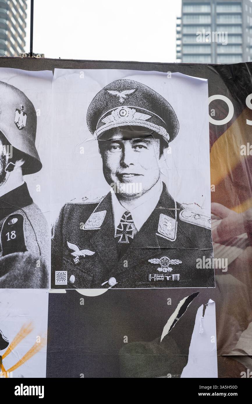 Londres, Royaume-Uni. , . Des affiches d'art de rue sont apparues dans le quartier de Shoreditch par l'artiste Grow Up dépeint le PDG de Tesla Elon Musk comme un nazi portant des uniformes nazis SS allemands. Crédit photo : Ray Tang crédit : Raymond Tang/Alamy Live News Banque D'Images