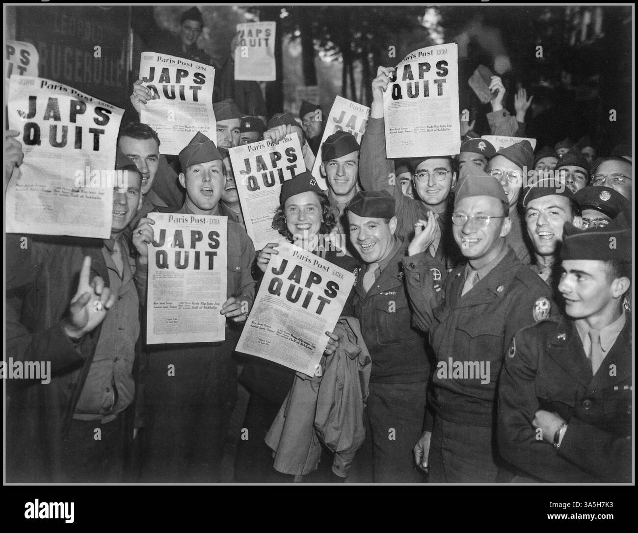 VJ DAY JAPS QUITTE LA TÊTE DES GI's au Rainbow Corner Red Cross Club Paris France, fêtez les titres DU POSTE PARISIEN JAPS QUITTE VJ Day Paris France. La victoire sur le jour du Japon (également connu sous le nom de jour V-J, jour de la victoire dans le Pacifique, ou jour V-P est le jour où le Japon impérial s'est rendu pendant la seconde Guerre mondiale, mettant ainsi fin à la guerre. Le terme a été appliqué aux deux jours où l'annonce initiale de la reddition du Japon a été faite - le 15 août 1945, au Japon, et en raison de différences de fuseau horaire, le 14 août 1945 (quand elle a été annoncée aux États-Unis). Banque D'Images