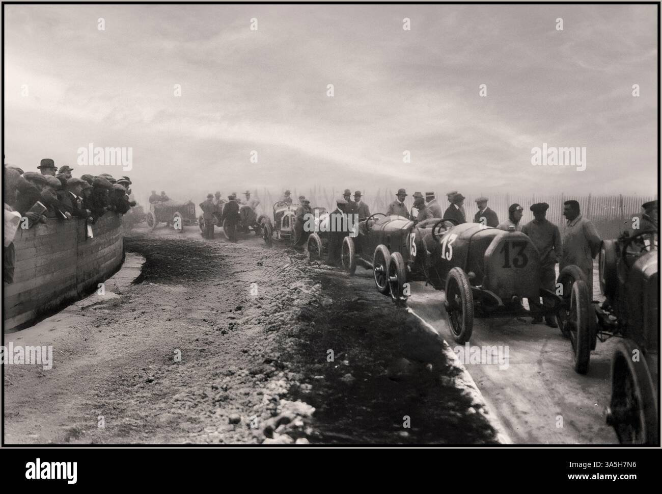 Grille du Grand Prix de France 1913. Le Grand Prix de France 1913 est un Grand Prix automobile organisé à Amiens le 12 juillet 1913. Georges Boillot gagne pour la deuxième année consécutive, à une vitesse moyenne de 72,141 mph (116,096 km/h). Le tour le plus rapide a été établi par Paul Bablot, à une vitesse moyenne de 76,718 mph (123,462 km/h) Banque D'Images