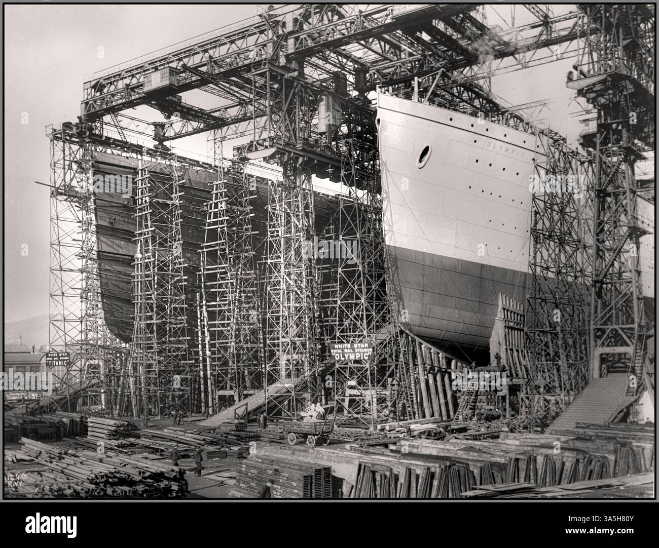 RMS Olympic et RMS Titanic côte à côte sous construction d'un chantier naval à Belfast, Irlande, octobre 1910 Banque D'Images
