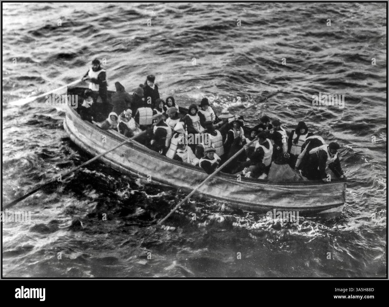 Les survivants DU TITANIC. Le dernier canot de sauvetage est arrivé, rempli de survivants du Titanic. Cette photographie a été prise par un passager de la Carpathie, le navire qui a reçu le signal de détresse du Titanic et est venu sauver les survivants. Il montre le dernier canot de sauvetage lancé avec succès depuis le Titanic. BATEAU DE SAUVETAGE DES SURVIVANTS DU TITANIC partiellement inondé d'eau de mer glacée, le bateau collectable d du Titanic approche du RMS Carpathia à 7h15 le 15 avril 1912. Banque D'Images