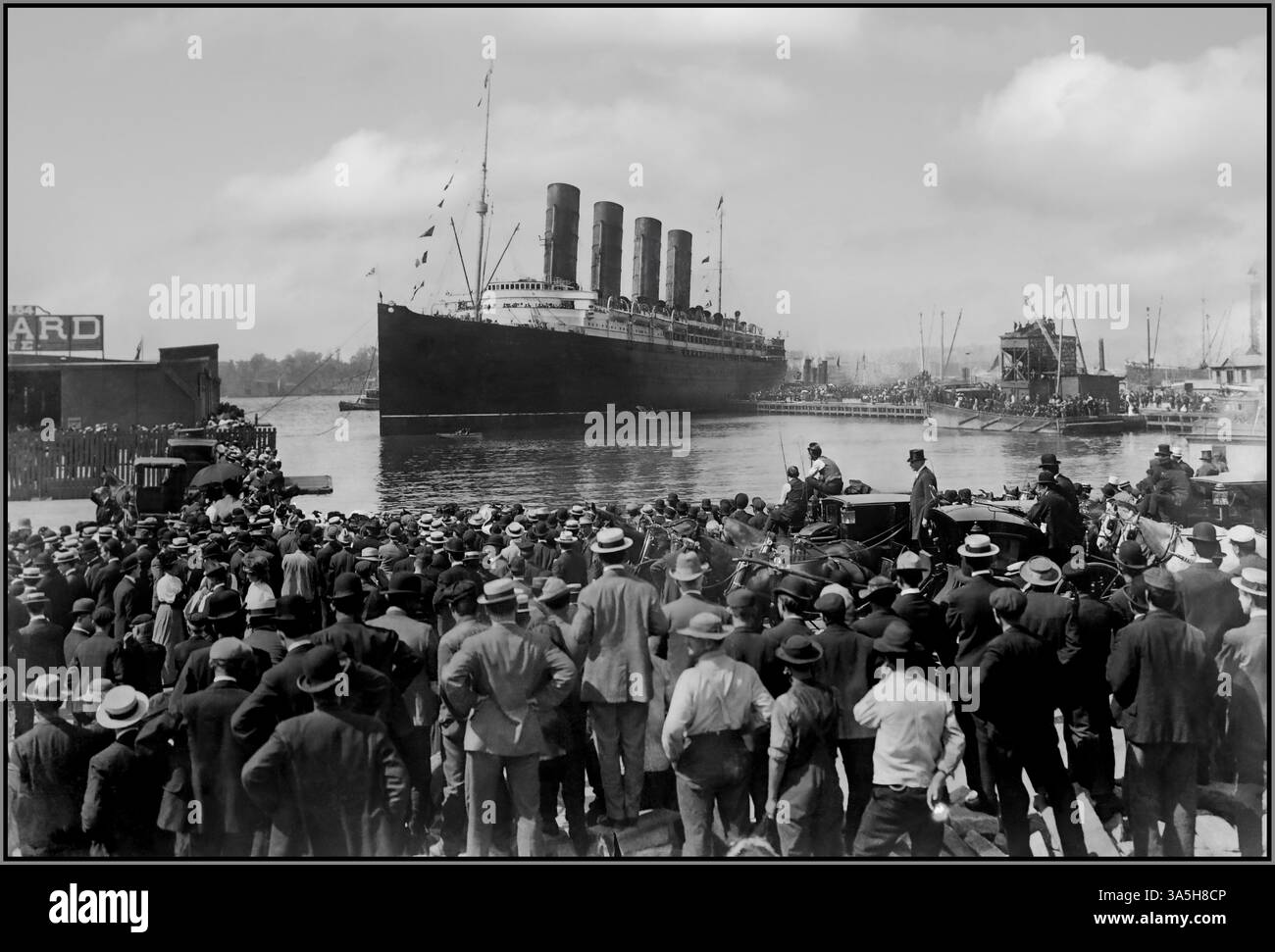 LUSITANIA le paquebot de luxe Lusitania a quitté son dernier voyage de New York le 1er mai 1915. Six jours plus tard, le 7 mai 1915, il coule en 18 minutes après avoir été torpillé par un sous-marin allemand. Innocent civil Ocean Liner avec 1000 vies perdues. Un acte odieux qui a poussé beaucoup à s'inscrire pour combattre dans la première Guerre mondiale contre l'Allemagne impériale Banque D'Images