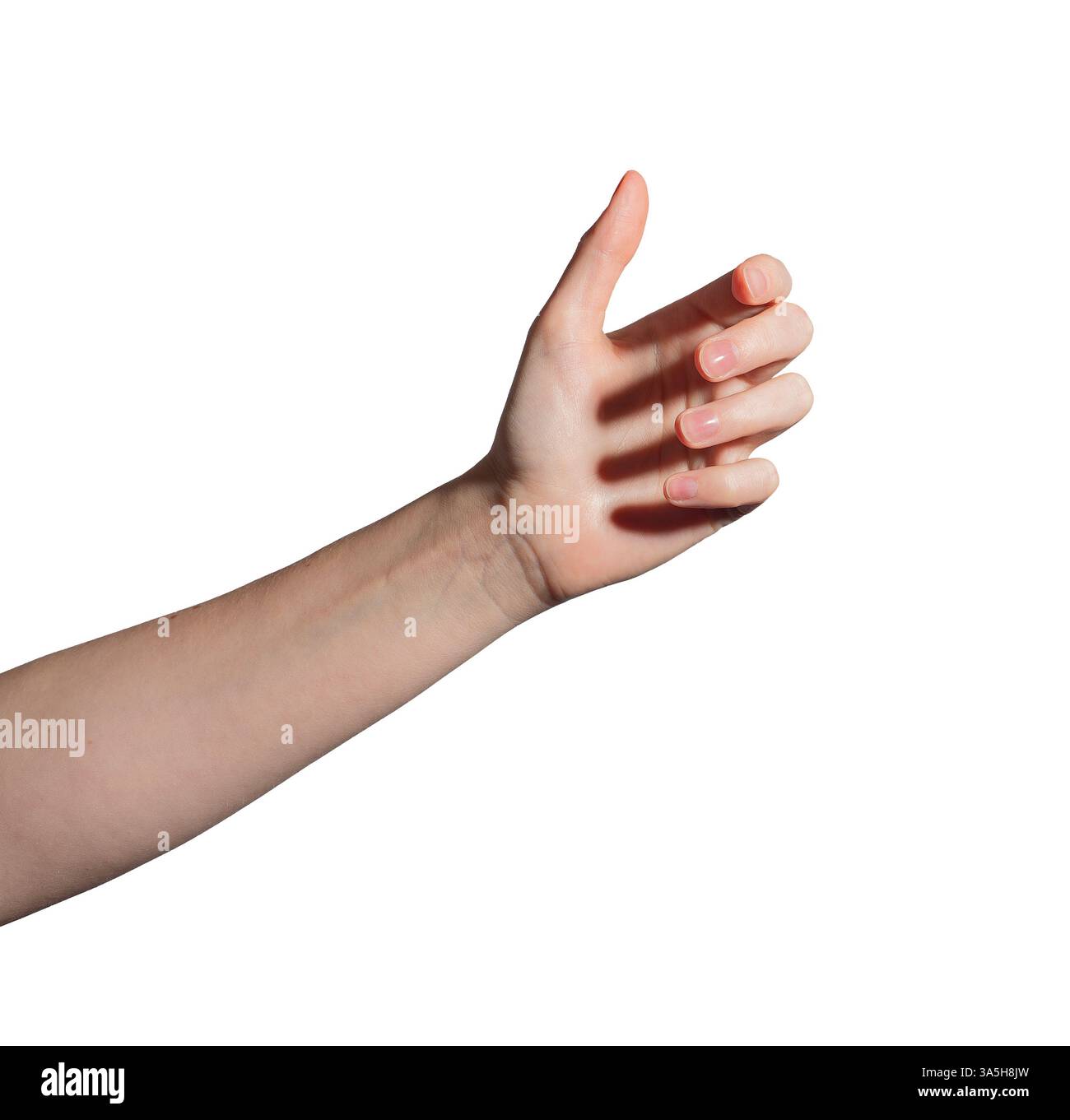 Main féminine tenant l'objet invisible, saisissant le geste avec les doigts positionnés pour la préhension. Isolé sur fond blanc, présentant objet invisible, bouteille Banque D'Images
