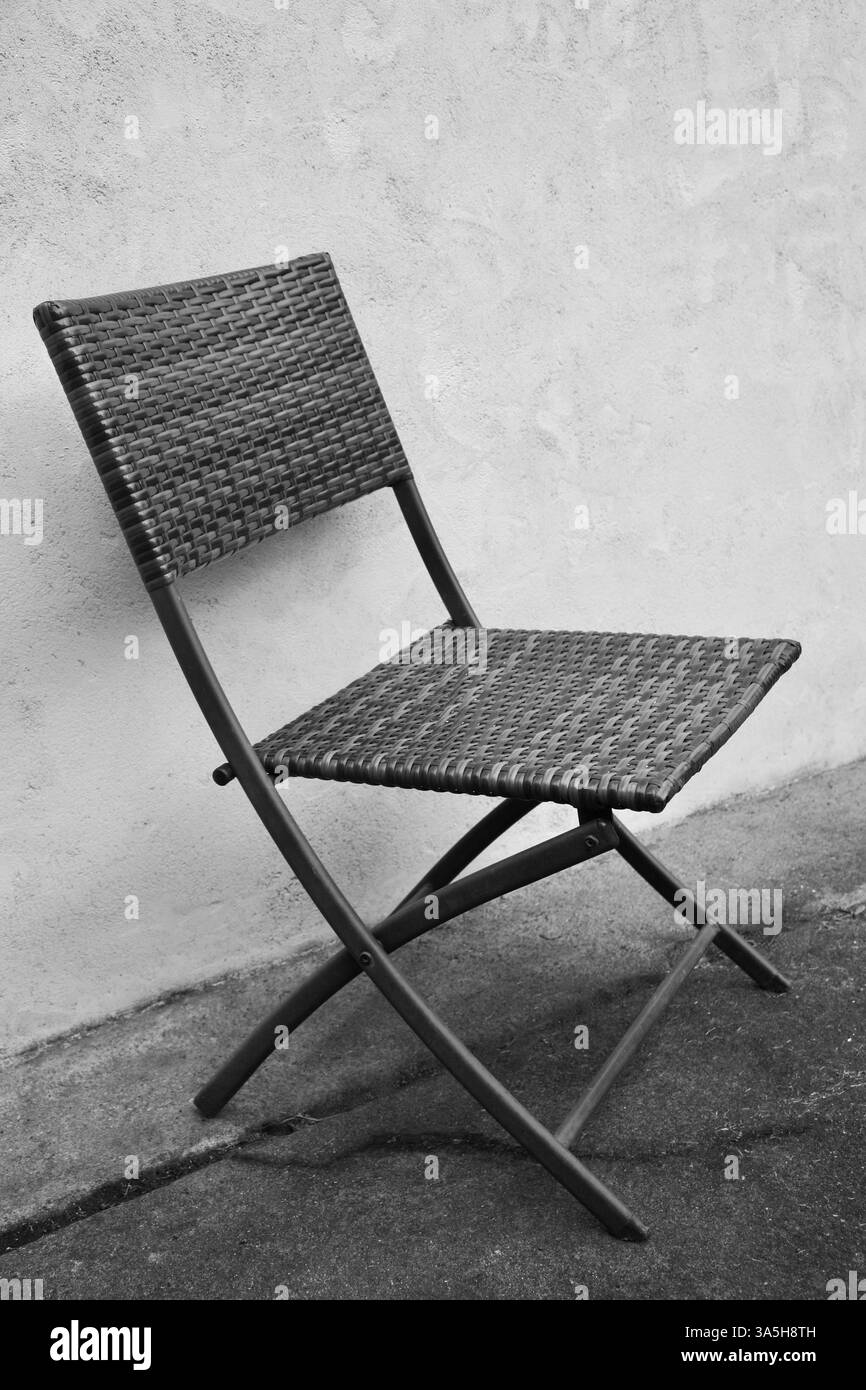 Une chaise vide dans la campagne française. Banque D'Images