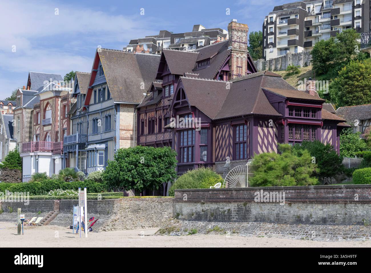 Trouville-sur-mer - les Villas de bord de mer construites entre 1860 et 1880 dans un style éclectique architectural. Elles donnent sur une plage de sable fin face à la mer. Banque D'Images