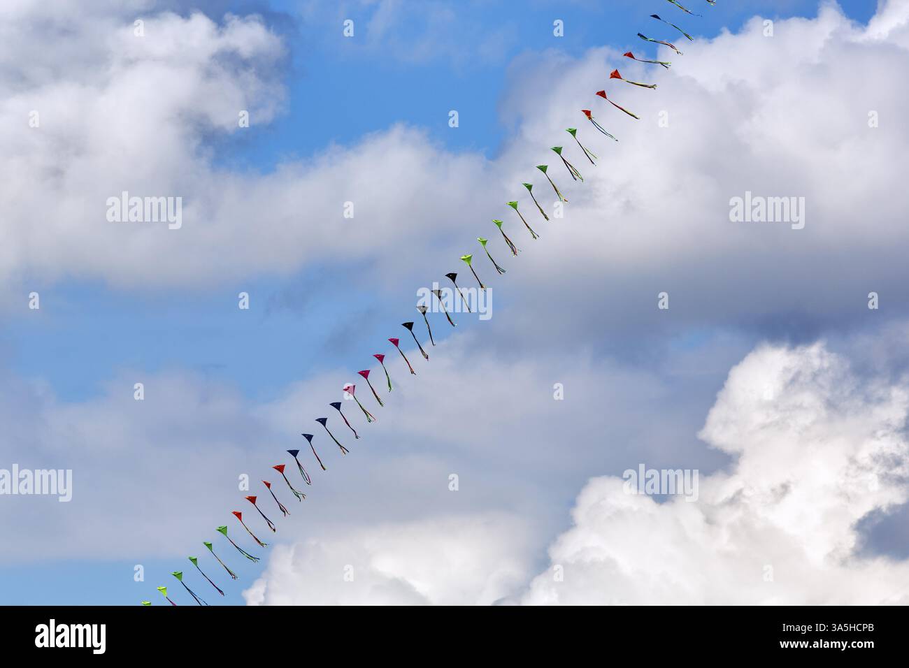 Cerfs-volants enfilés volant dans le ciel, guirlande, festival de cerf-volant à Vinsebeck, Steinheim, Eggebirge et parc naturel de la forêt du sud de Teutoburg, Weserbergl Banque D'Images