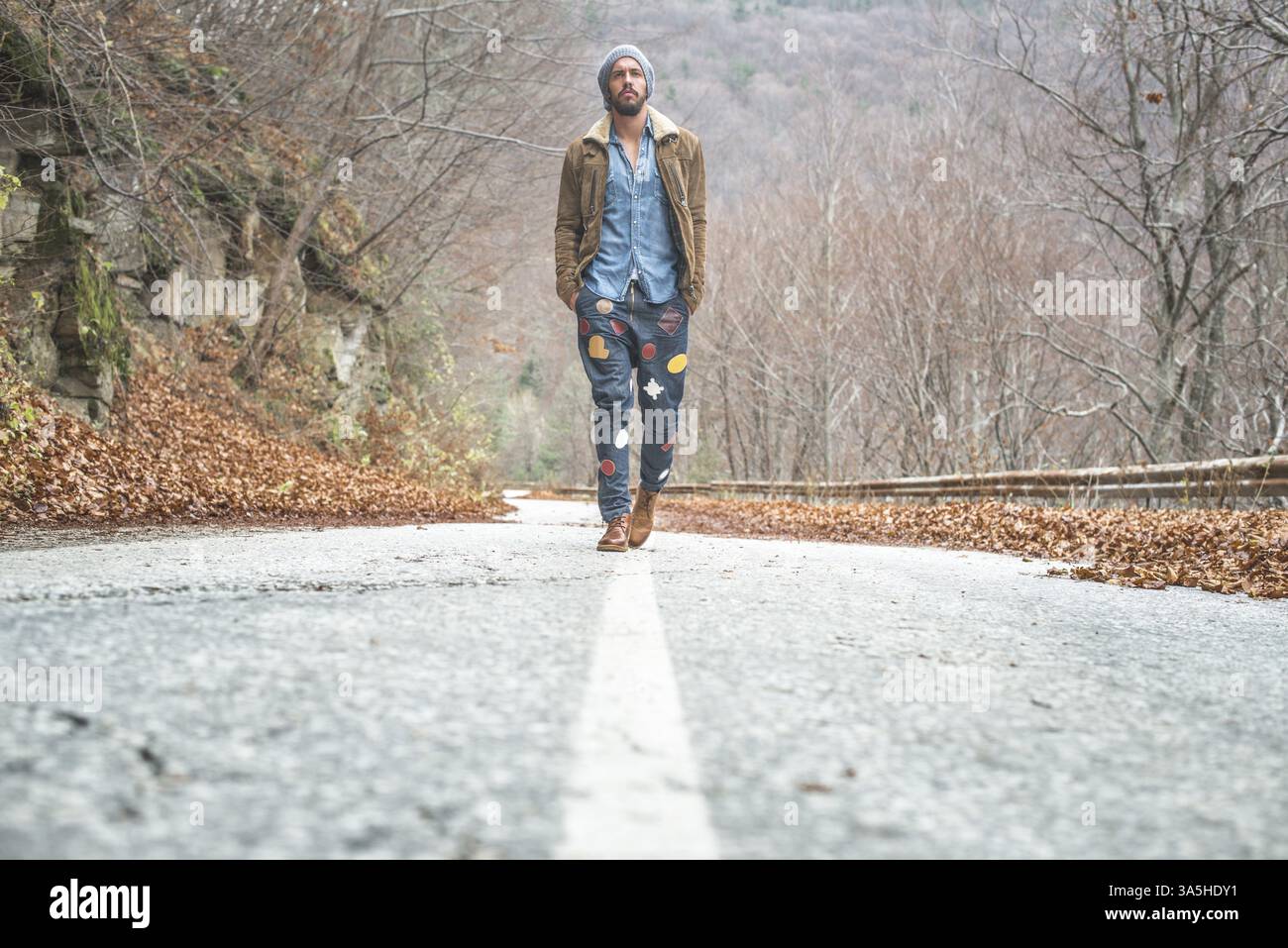Les jeunes hommes de marcher sur la route Banque D'Images