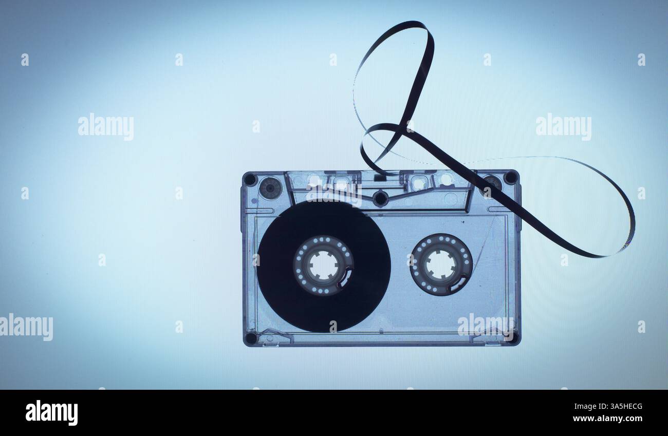 Cassette Vintage sur fond bleu clair Banque D'Images
