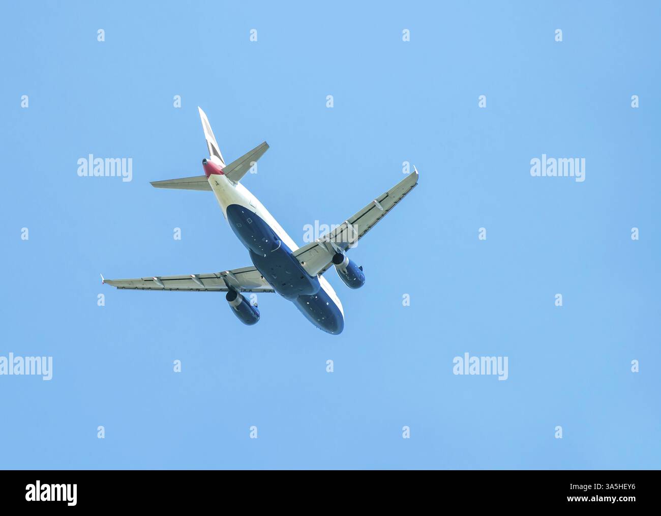 Battant avion blanc sur fond de ciel bleu Banque D'Images