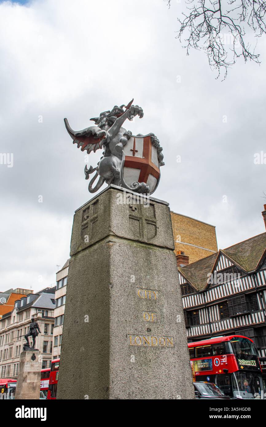 Dragon Boundary Mark (griffin) sur la frontière entre City of London et City of Westminster, Londres, Angleterre, Royaume-Uni Banque D'Images