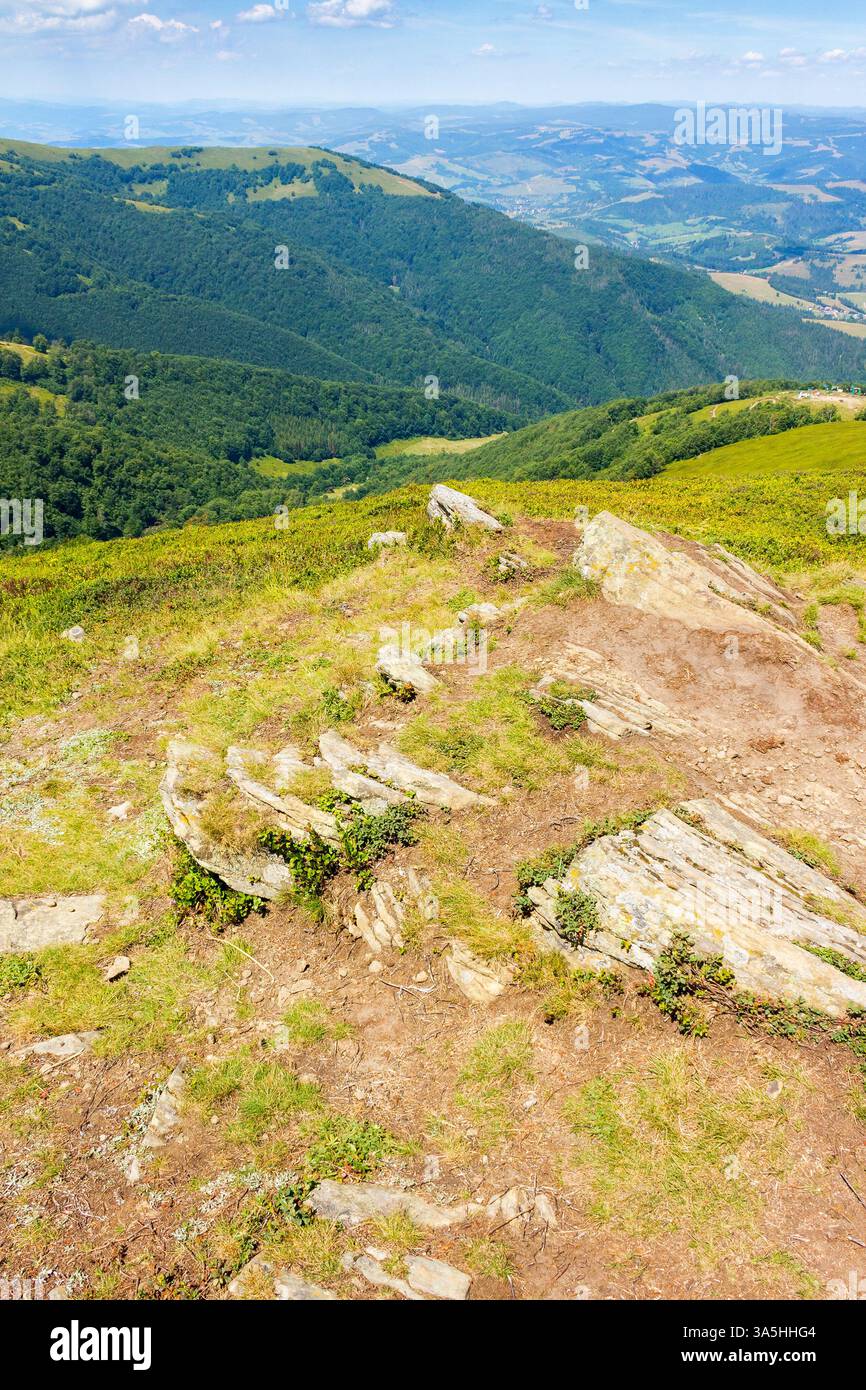 paysage de montagne de l'ukraine en été. haute altitude. paysage de nature alpine avec rocher sur la colline et belle vue dans la vallée. rendez-vous à bor Banque D'Images