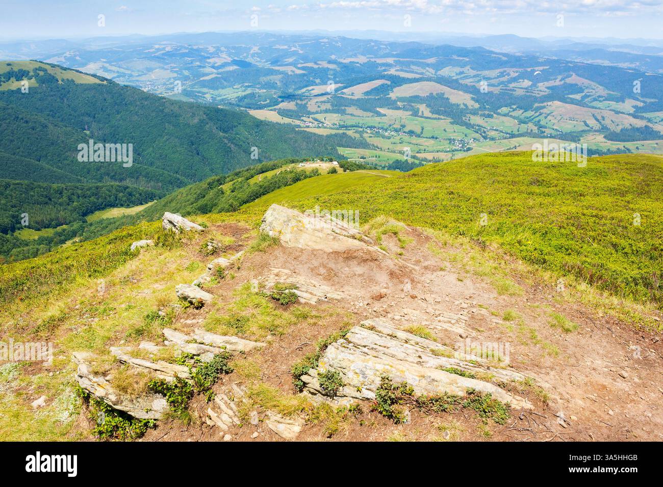 paysage de montagne de l'ukraine en été. aventure en plein air par une journée ensoleillée. paysage de nature alpine avec rocher sur la colline et belle vue sur la va Banque D'Images