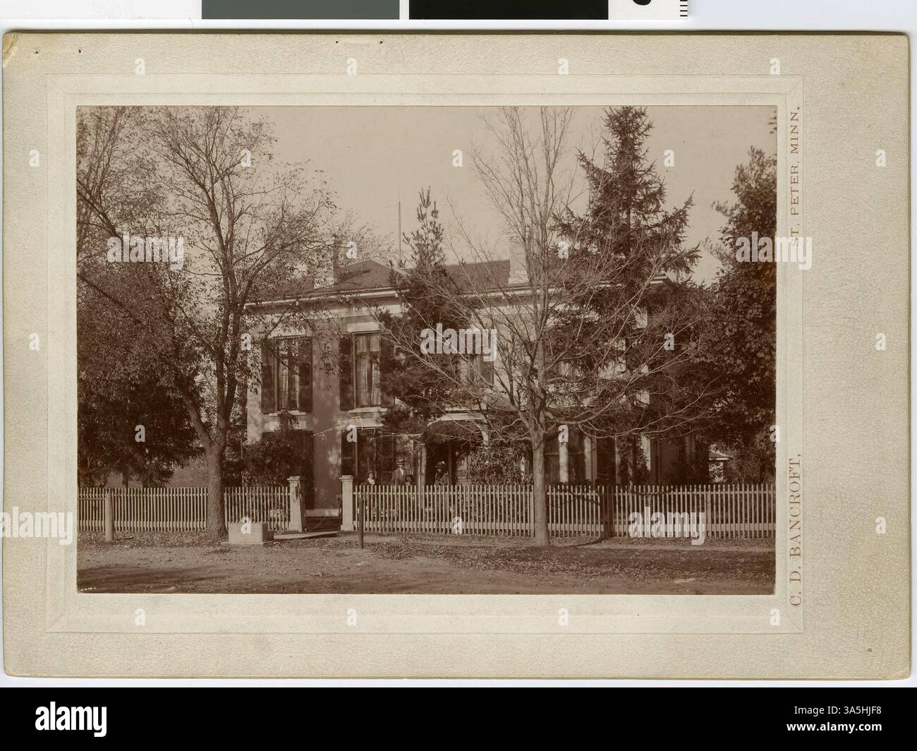 Cette photographie montre la maison de Henry Swift, construite en 1857. SWIFT a été gouverneur du Minnesota de 1863 à 1864. Plus tard, son beau-fils, G. S. Ives, ancien lieutenant-gouverneur, a également vécu ici avec sa famille. Banque D'Images