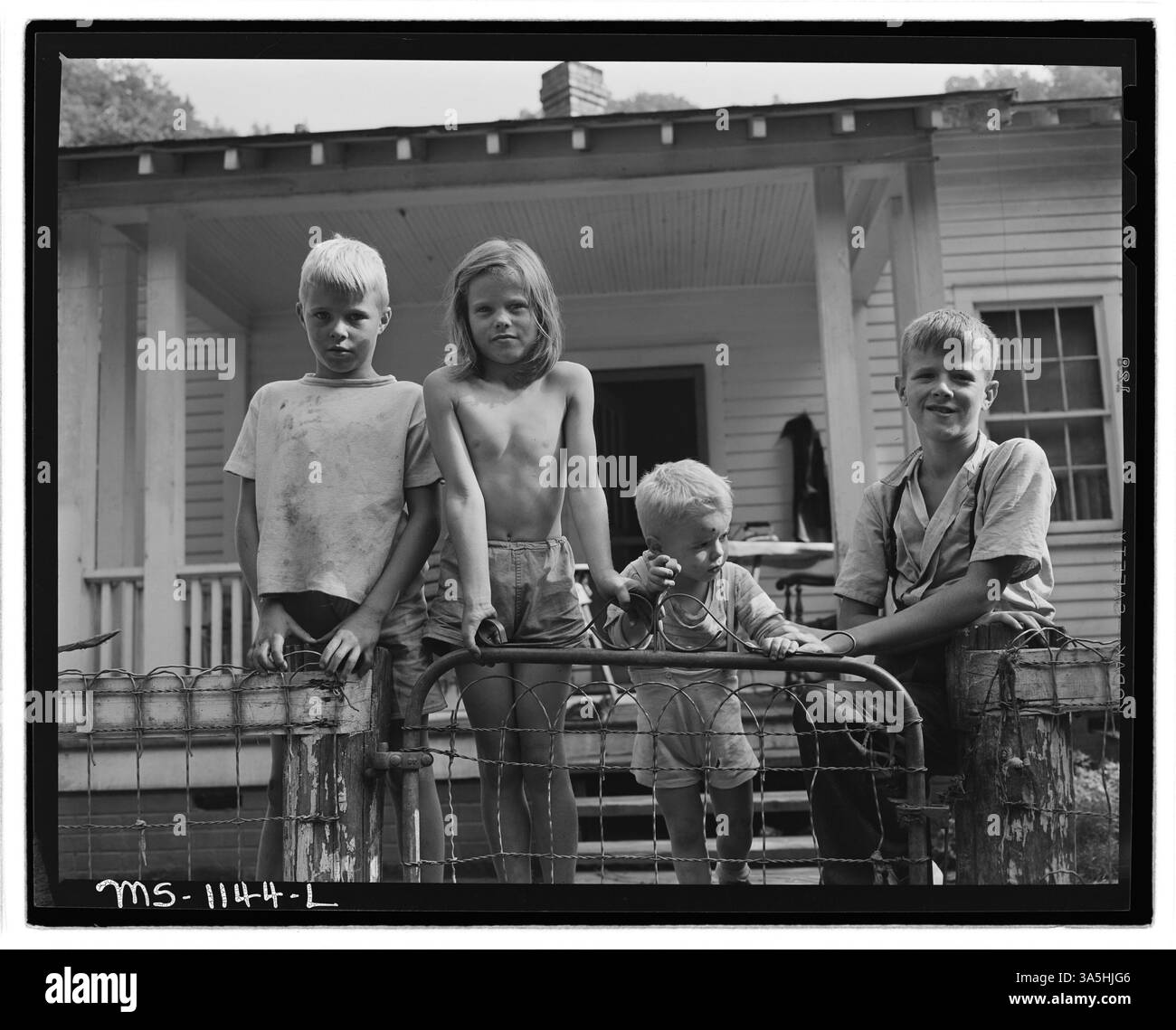 Les enfants de John Ward, un mineur, devant leur maison dans un projet de logement de la société, fourni par Jewell Ridge Coal Company, près de la mine Jewell Valley à Tazewell, en Virginie. Banque D'Images