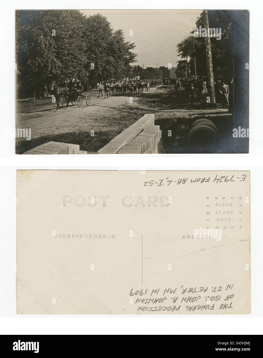 Cette carte postale montre le cortège funèbre du gouverneur John A. Johnson alors qu'il se déplace vers l'ouest le long de Myrtle Street, passant le côté sud de l'église de Mary en offrant Peter. Johnson est gouverneur du Minnesota de 1905 jusqu'à sa mort en 1909. Banque D'Images