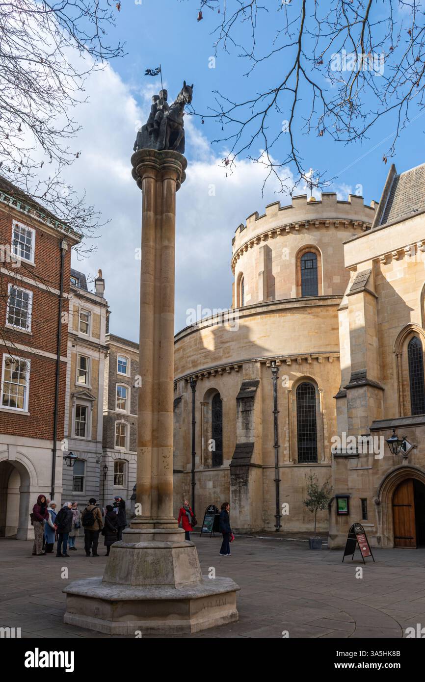 L'église du Temple, une église dans les temples intérieur et moyen construit par les Templiers, Londres, Angleterre, Royaume-Uni, avec un groupe à l'extérieur Banque D'Images