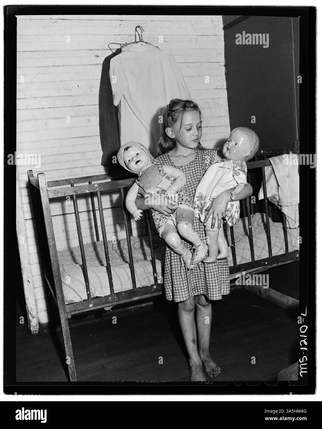 Betty Bryant, fille du mineur J.F. Bryant, joue avec des poupées à la mine Warwick de Kingston Pocahontas Coal Company à Welch, dans le comté de McDowell, en Virginie-occidentale. L'image est conservée aux Archives nationales. Banque D'Images