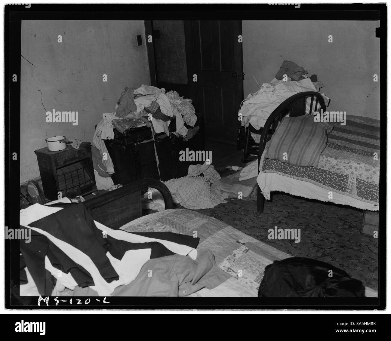 La chambre de MRS Eloise Smith, veuve d'un mineur, dans le logement fourni par la société à la mine Barrackville #41, située à Barrackville, comté de Marion, Virginie-occidentale. Banque D'Images