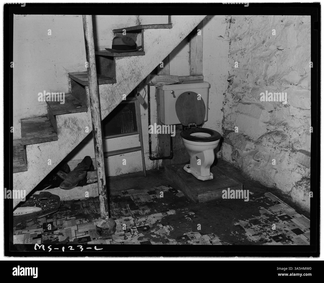 Une toilette au sous-sol dans la maison de George Kossi, un résident d'un projet de logement d'entreprise à Barrackville, Virginie-occidentale. La Industrial Collieries Corporation exploitait la mine Barrackville #41. La photo montre les commodités de base du logement des mineurs dans la région. Banque D'Images