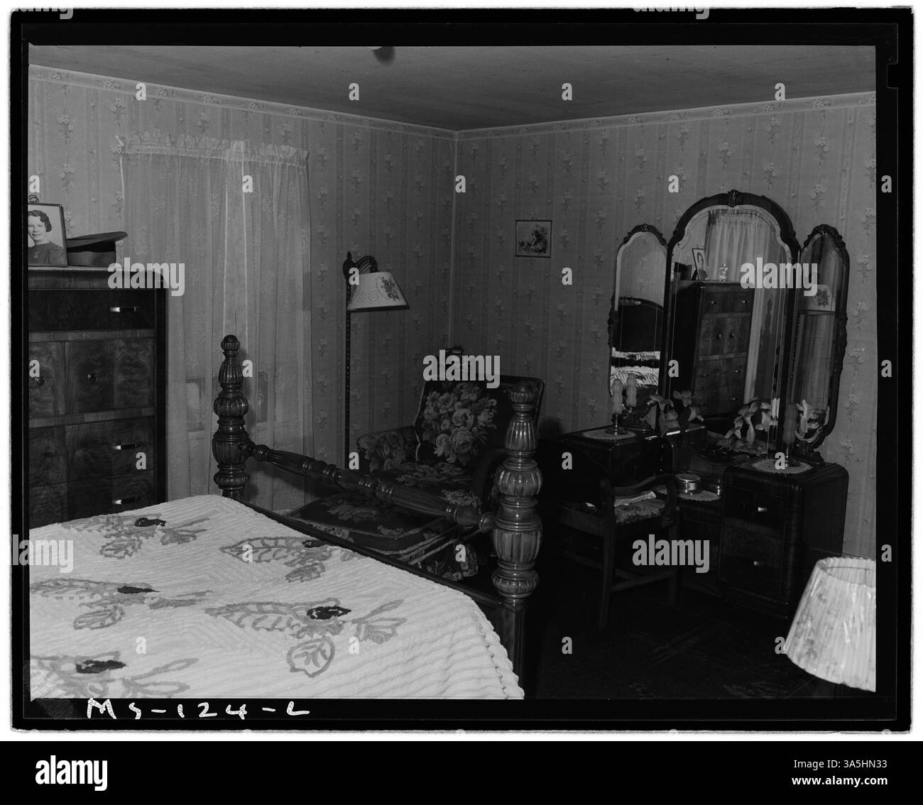 La chambre de Draper Gump, un mineur vivant dans un logement d’entreprise près de la mine Barrackville #41 à Barrackville, en Virginie-occidentale, montre les conditions de vie typiques des familles minières. Banque D'Images