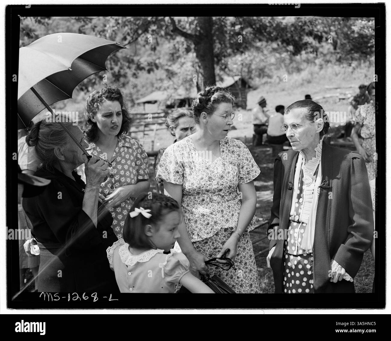 Les membres de la famille anglaise se réunissent pour leur réunion annuelle à Hensley Hollow, dans le comté de McDowell, reflétant l'importance des traditions familiales et communautaires dans les Appalaches rurales. Banque D'Images