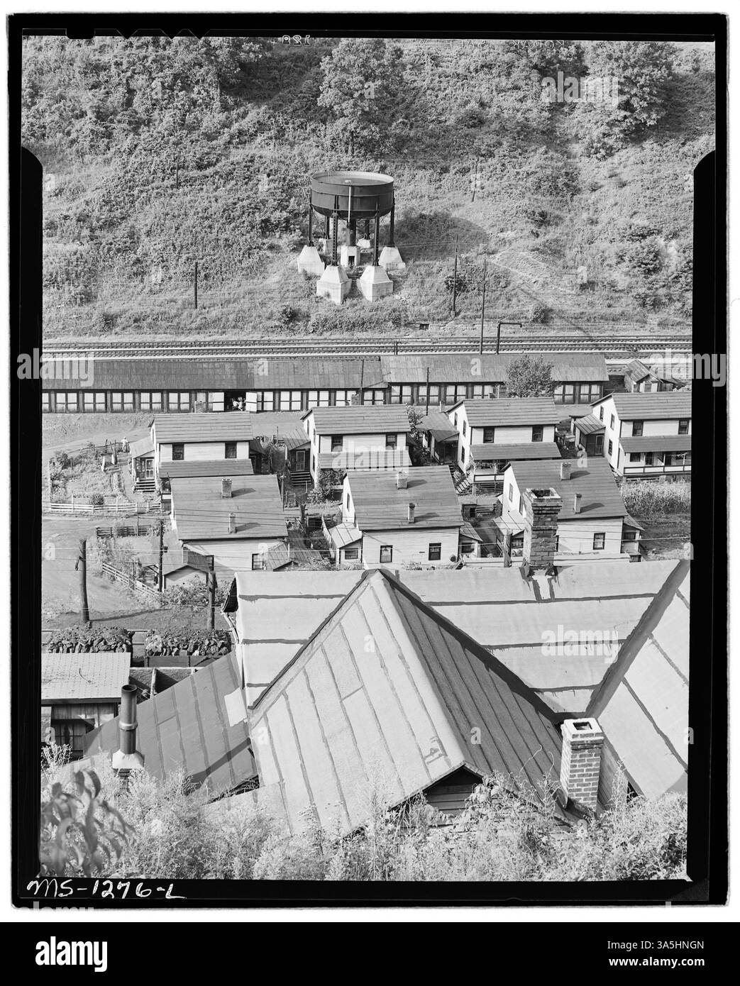 Un réservoir d'eau et un logement résidentiel dans une mine de charbon à Crozier, en Virginie-occidentale. L'image illustre l'infrastructure fournissant des services essentiels à la communauté minière dans les années 1940 Banque D'Images