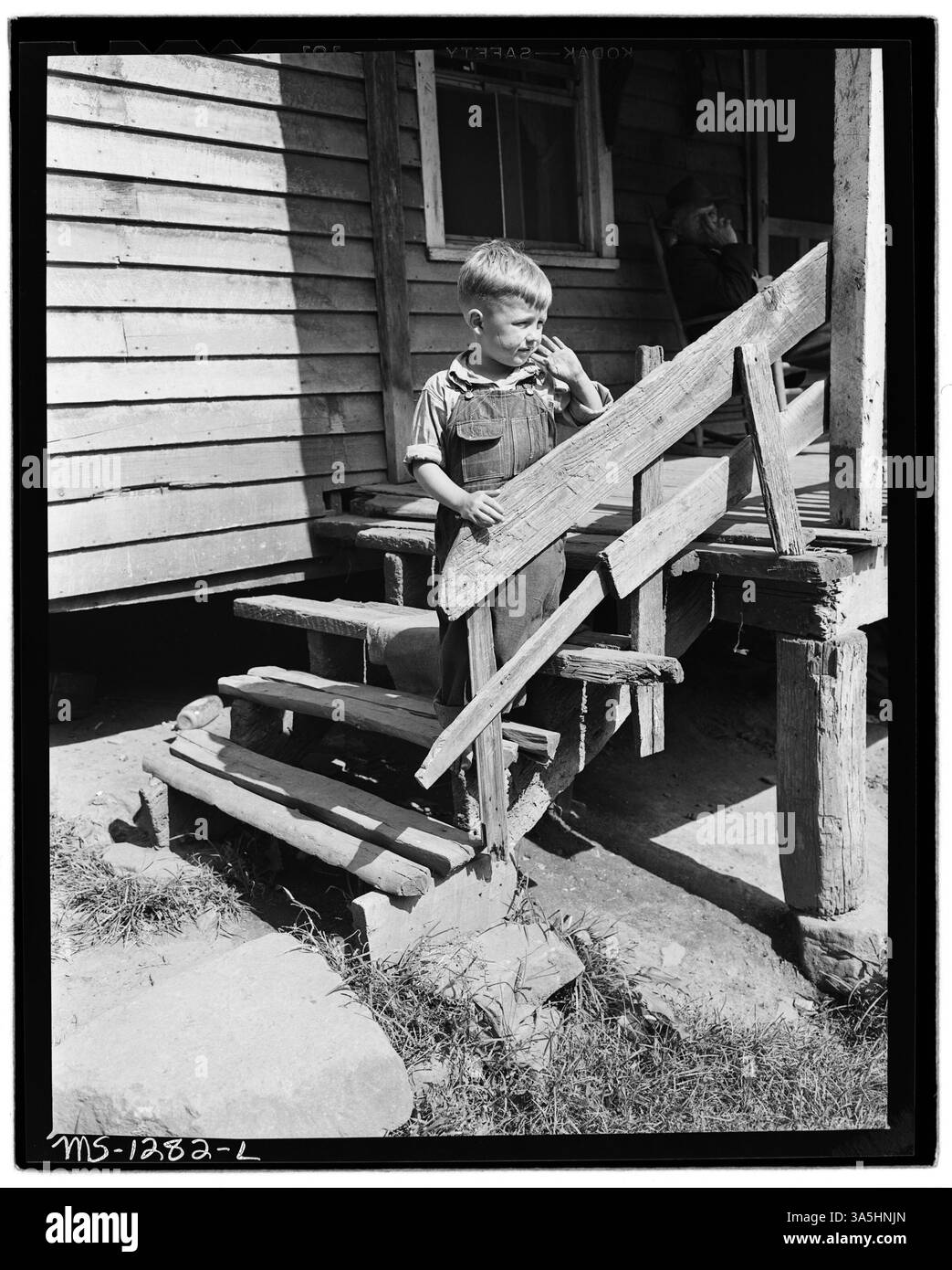 Un enfant assistant à la réunion annuelle de la famille anglaise à Hensley Hollow, comté de McDowell, Virginie-occidentale, mettant en lumière la vie familiale et communautaire dans une ville minière rurale. Banque D'Images