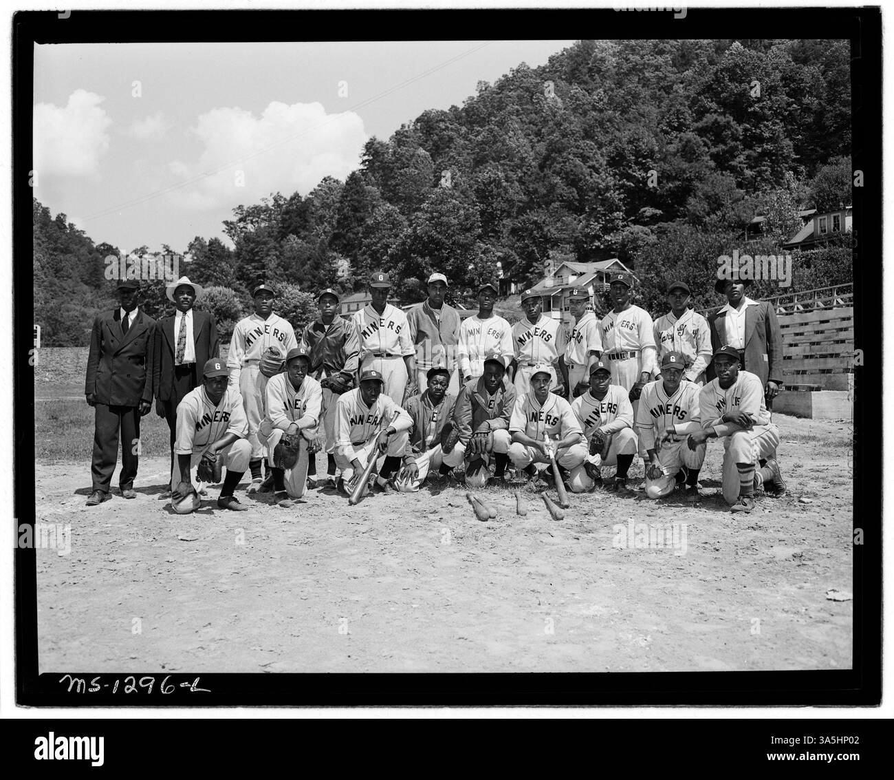 Cette photographie de 1946 montre une équipe de baseball composée de mineurs de charbon à Welch, en Virginie-occidentale. L’équipe souligne le rôle du sport dans la vie sociale des communautés minières. Banque D'Images