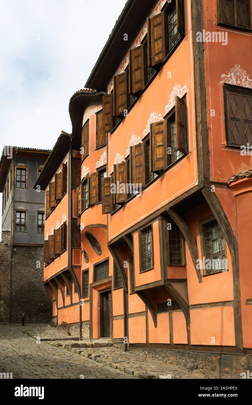 Les bâtiments colorés avec des fenêtres en bois se trouvent en bonne place dans les rues de la vieille ville de Plovdiv, reflétant la riche histoire et le style architectural unique Banque D'Images