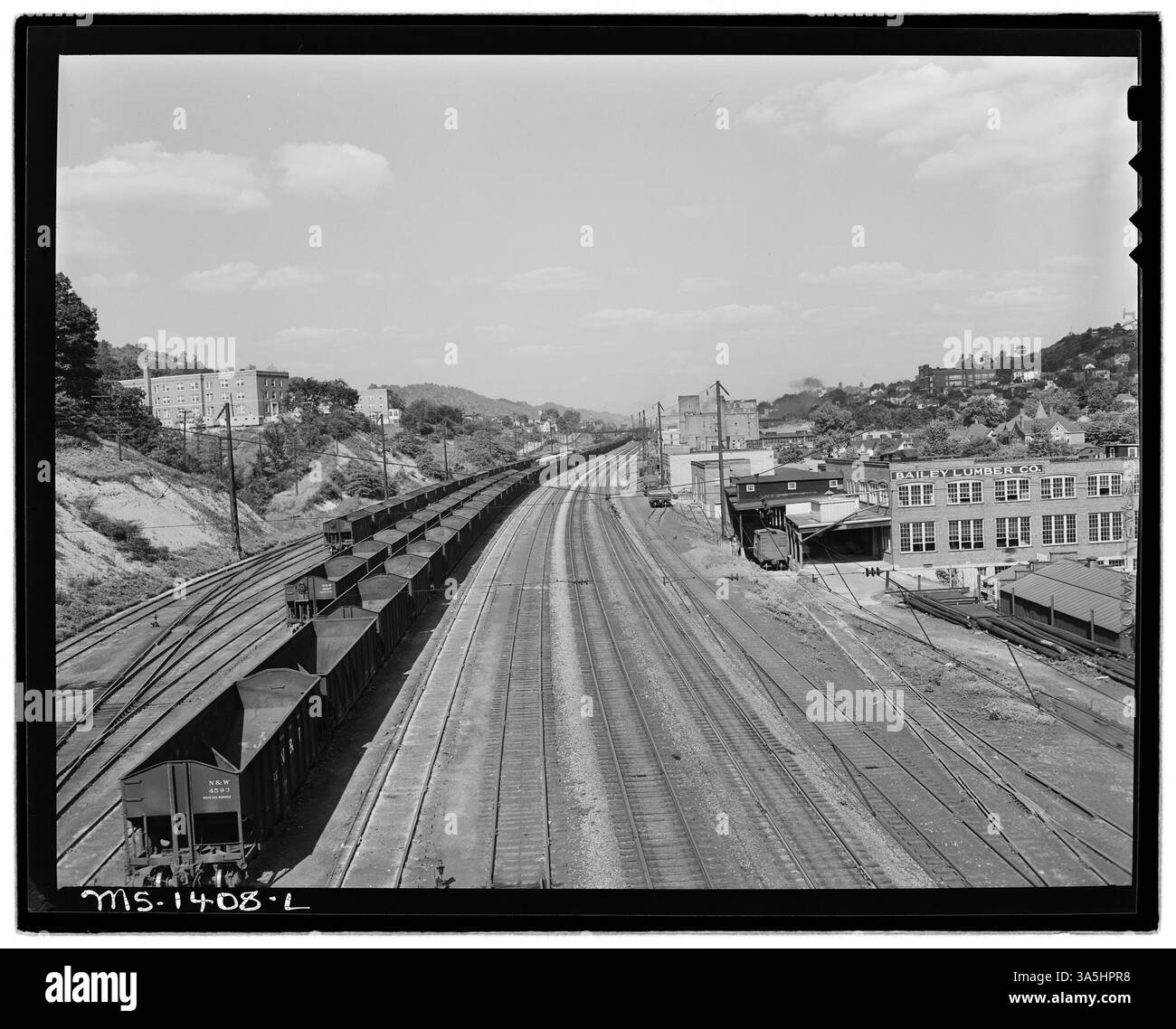 Des wagons de charbon vides sont vus sur les voies ferrées à Bluefield, dans le comté de Mercer, en Virginie-occidentale, dans la cour de charbon près des opérations minières. Banque D'Images