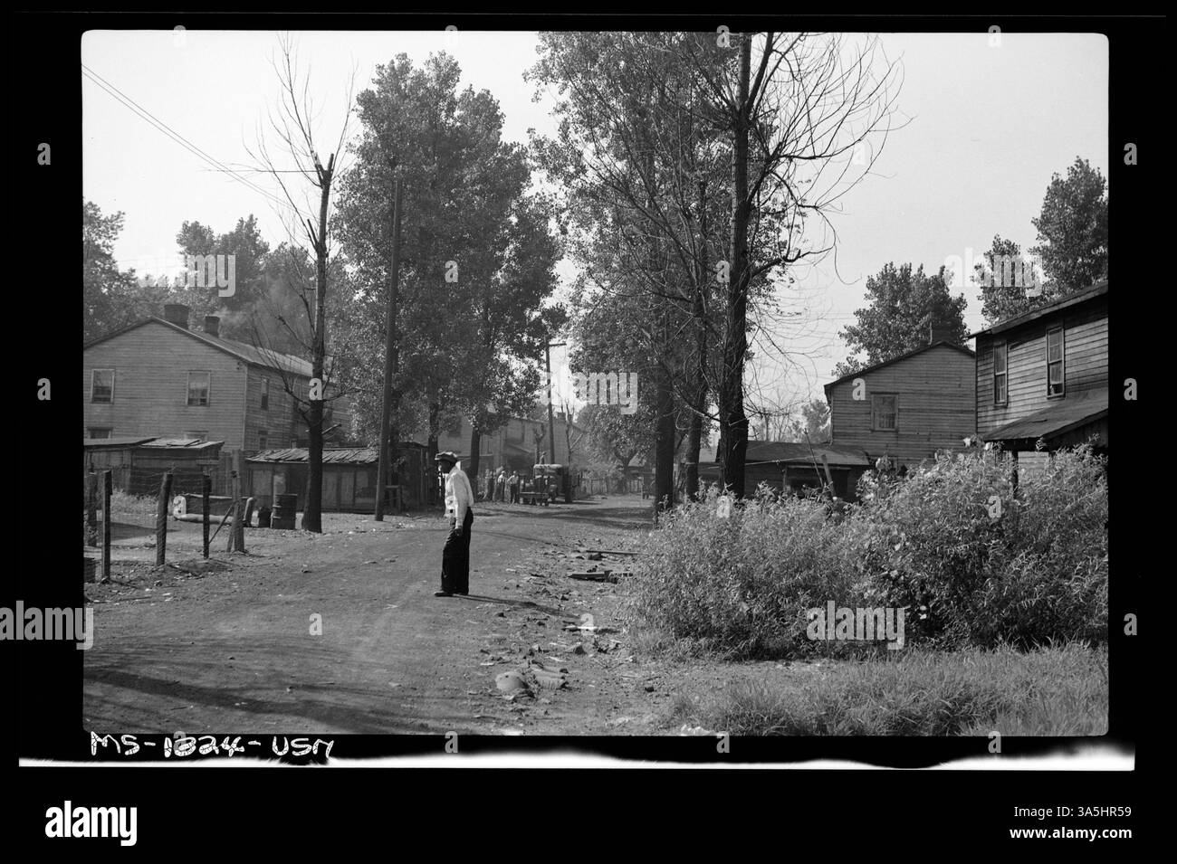Une scène de rue à Slovan, en Pennsylvanie, où des maisons appartenant à la société près de la mine Langeloth de l’American zinc & Chemical Company ont été inondées, obligeant les mineurs à rentrer chez eux en barque en raison des inondations du ruisseau à proximité. Banque D'Images