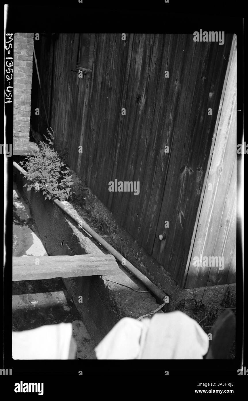 Un égout à ciel ouvert longe une maison à Slovan, en Pennsylvanie, près de la mine Langeloth de l’American zinc & Chemical Company, soulignant les problèmes d’assainissement dans les villes minières. Banque D'Images