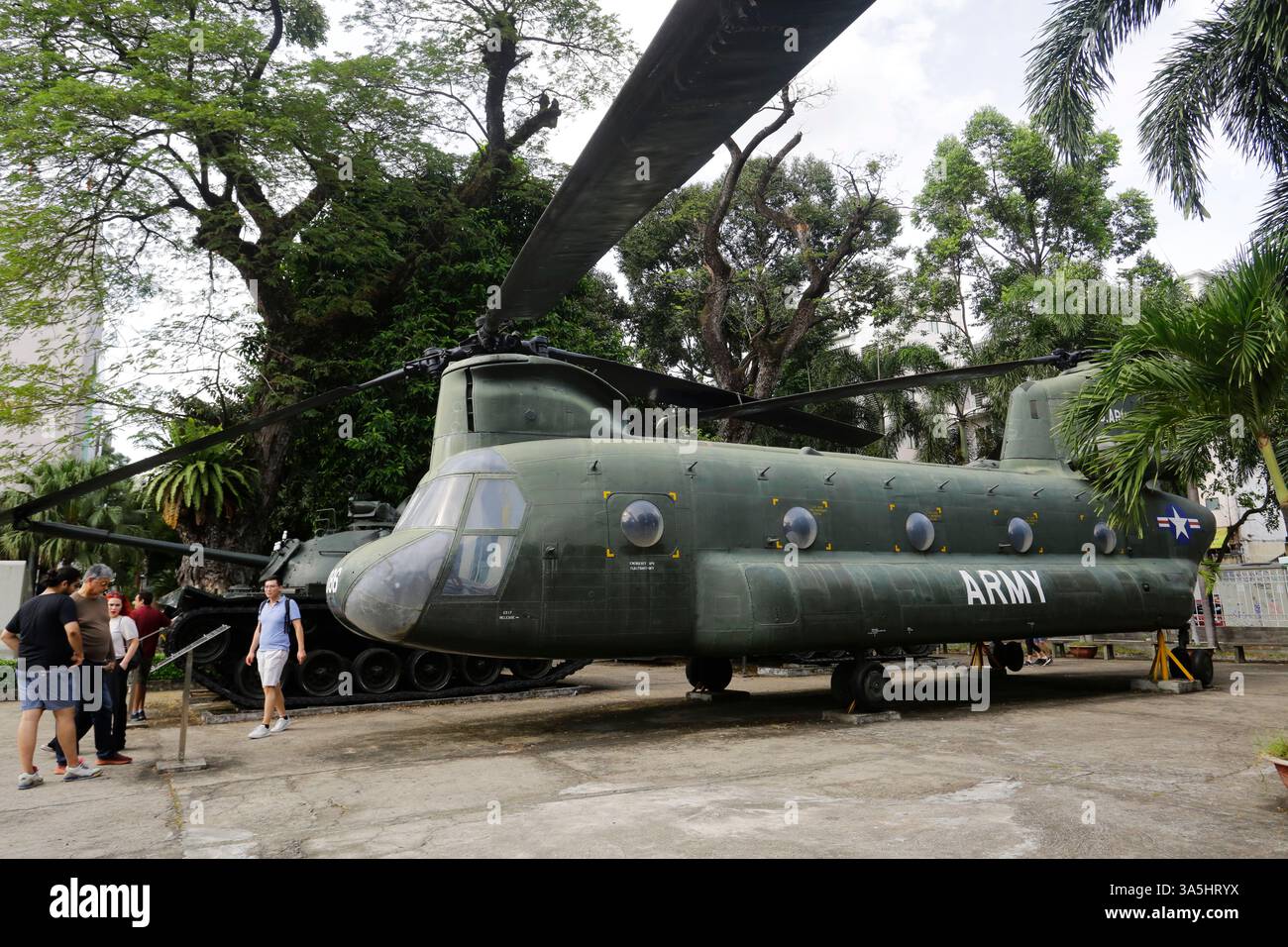 Ho Chi Minh-ville, Vietnam - 3 janvier 2023 : L'hélicoptère de la division 1 de la 1965e cavalerie volante de l'armée américaine est vu dans le musée des restes de guerre. Banque D'Images