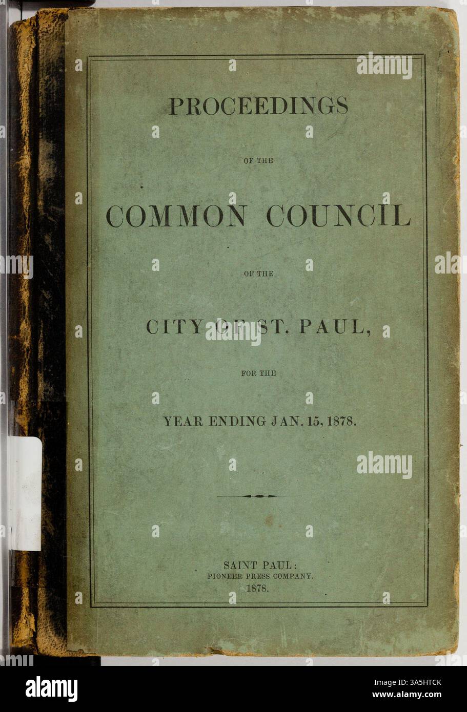 Cet ouvrage documente les activités du conseil municipal du Collège Paul de janvier 1877 à janvier 1878. Il comprend les dossiers des participants à la réunion, les pétitions, les débours, les ordonnances, les licences délivrées, et les rapports de divers officiers municipaux, tels que le procureur et contrôleur de la ville. Banque D'Images