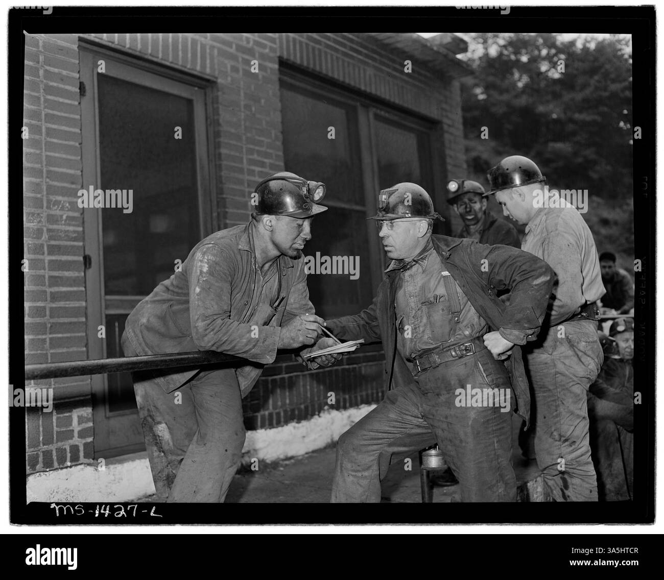 Les mineurs des mines Gary de la U.S. Coal and Coke Company dans le comté de McDowell, en Virginie-occidentale, se préparent à travailler au lavoir, une installation clé pour les travailleurs avant d’entrer dans la mine. Banque D'Images