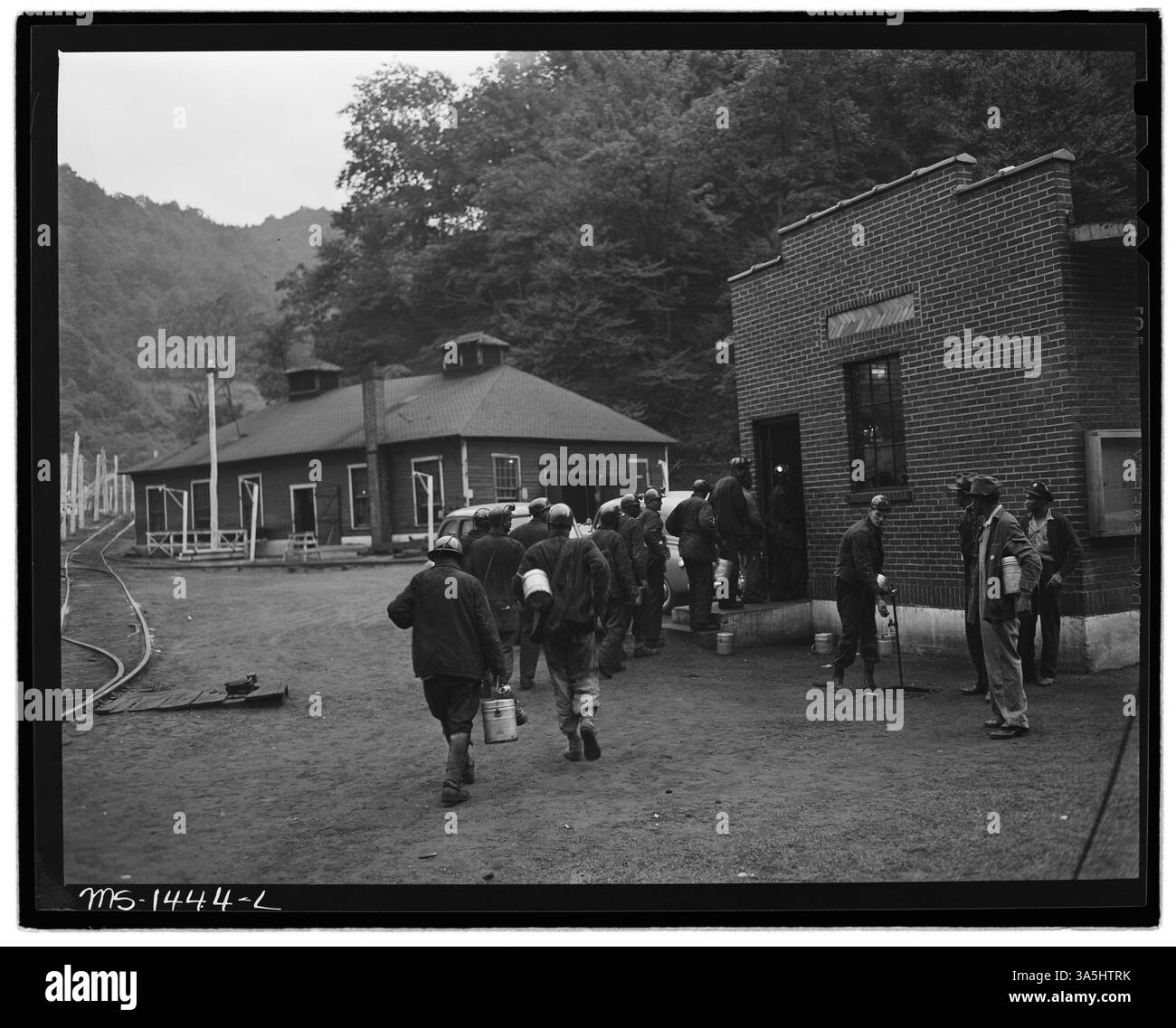 Les mineurs des mines Gary de la U.S. Coal and Coke Company dans le comté de McDowell, en Virginie-occidentale, vérifient leurs lampes de sécurité, un protocole de sécurité clé avant de commencer leur quart de travail sous terre. Banque D'Images