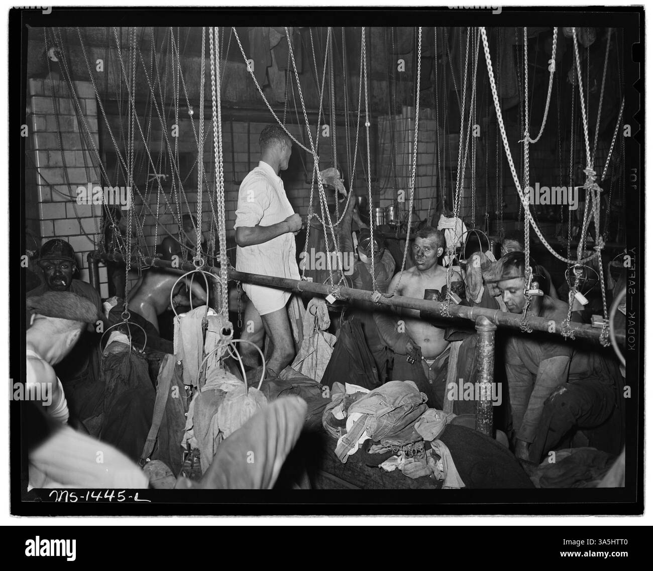 Les mineurs des mines Gary de la U.S. Coal and Coke Company dans le comté de McDowell, en Virginie-occidentale, se préparent à travailler dans le lavoir, une installation clé pour l'hygiène personnelle. Banque D'Images