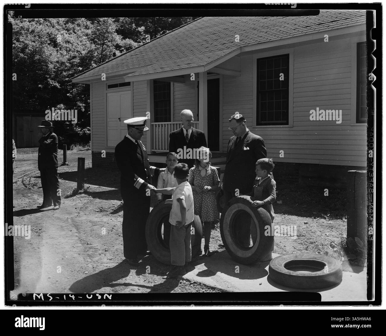 Une scène devant le cabinet d'un médecin à Weeksbury, comté de Floyd, Kentucky, mettant en vedette l'amiral Joel T. Boone, le Dr C.A. Thompson et le Dr J.R. Pate, impliqués dans les services de santé dans la communauté minière. Banque D'Images