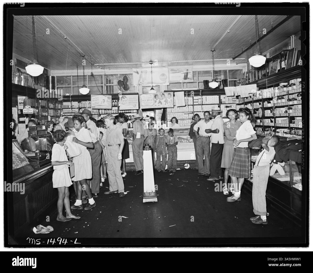 Le magasin de l'entreprise à Gilliam, en Virginie-occidentale, a servi d'espace de vente au détail et de zone de rassemblement social pour les mineurs. Il souligne le rôle central de ces magasins dans les communautés minières, tant pour le commerce que pour la socialisation. Banque D'Images