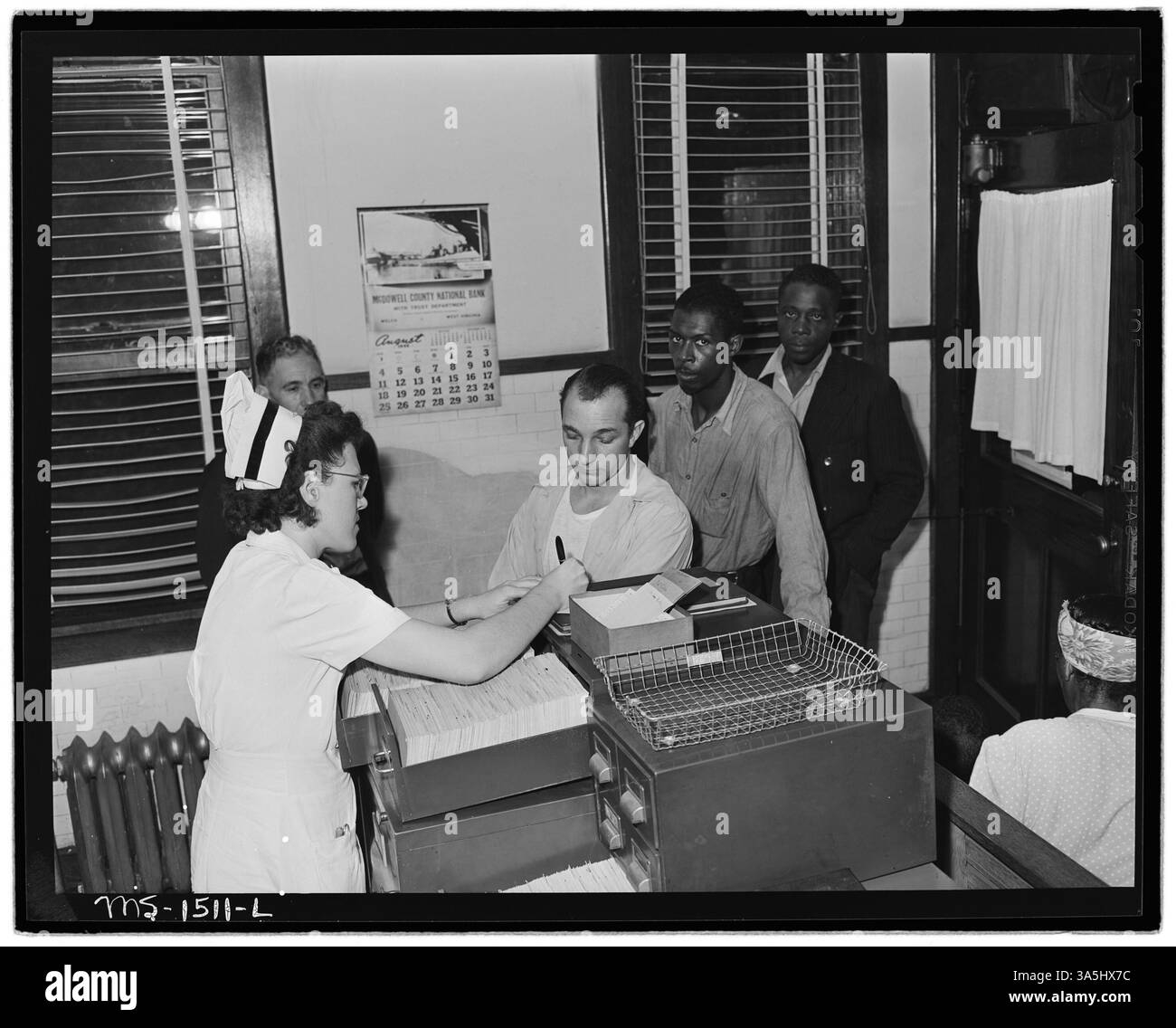 MRS Eva Ruth Gray, infirmière autorisée à la U.S. Coal and Coke Company’s Gary Mines, prépare une fiche de cas pour un nouveau patient à la clinique de l’entreprise dans le comté de McDowell, en Virginie-occidentale. Banque D'Images