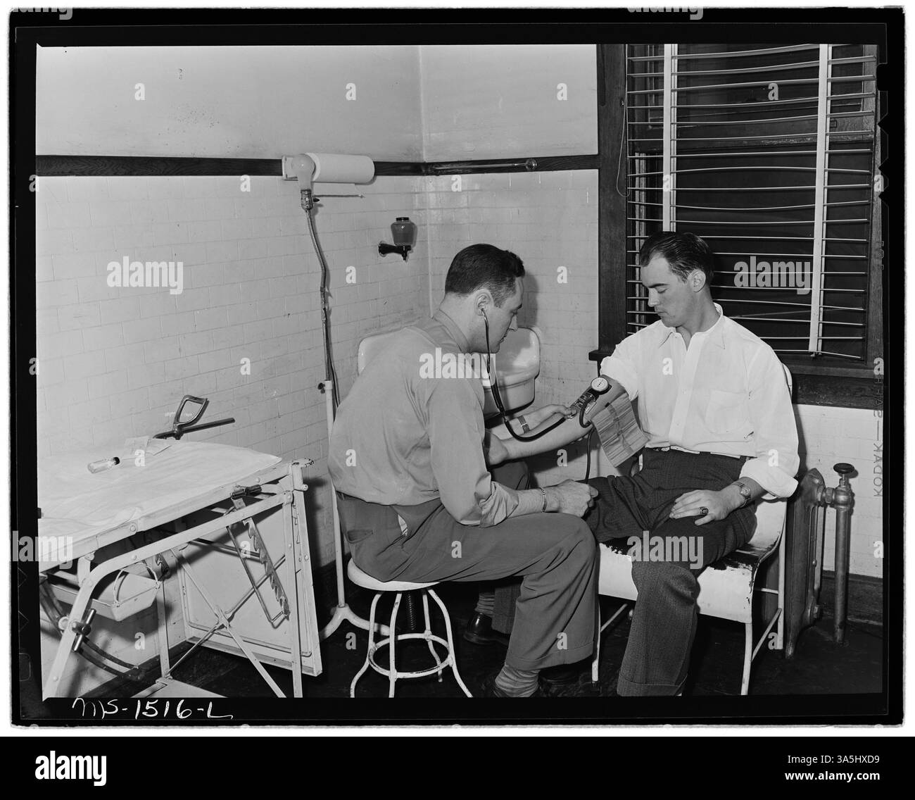 Le Dr R.V. Tokar mesure la pression artérielle d'un patient à la clinique exploitée par la U.S. Coal and Coke Company dans ses mines Gary dans le comté de McDowell, en Virginie-occidentale, pour soutenir la santé des mineurs. Banque D'Images