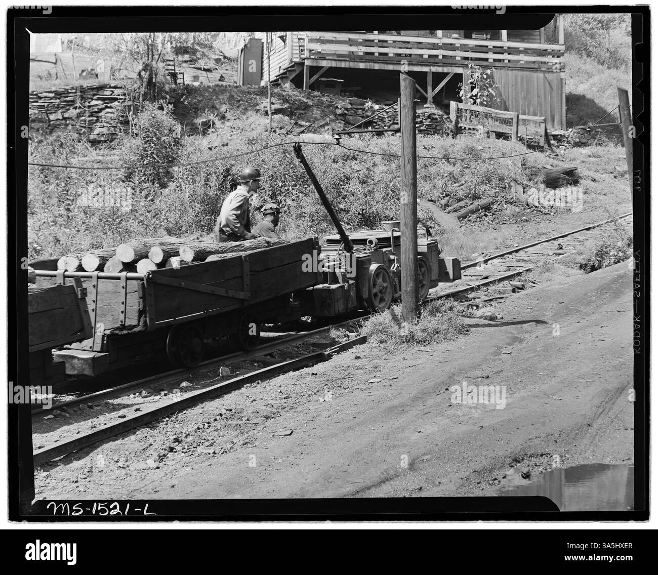 Les travailleurs transportent du bois jusqu’à la mine Gilliam dans le comté de McDowell, en Virginie-occidentale, dans le cadre du processus de sciage qui soutient les tunnels et les puits de la mine. Banque D'Images