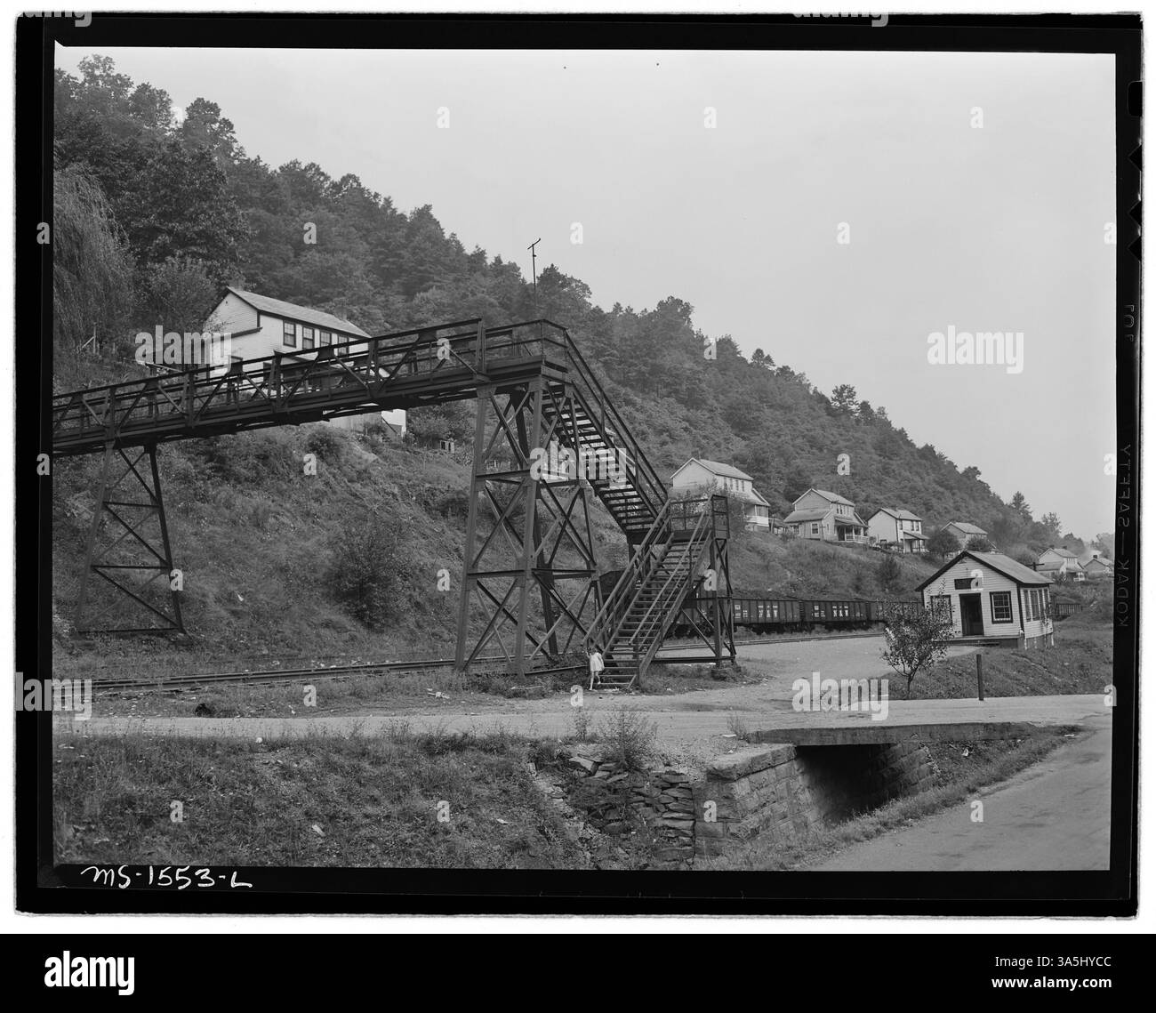 Un passage supérieur de chemin de fer dans le camp de charbon de Gary, comté de McDowell, Virginie-occidentale, assurant la sécurité des enfants et des piétons des trains et des moteurs de charbon qui passent fréquemment. Banque D'Images